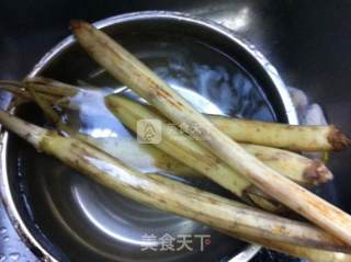 糖醋藕带的做法步骤：1