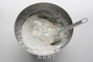 草莓水果奶油裱花蛋糕的做法步骤：1