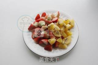 草莓水果奶油裱花蛋糕的做法步骤：2