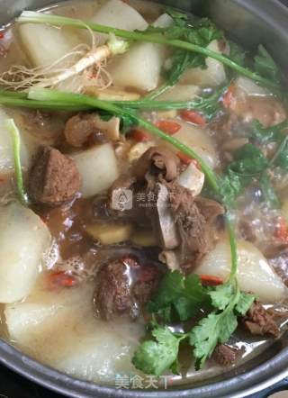 白萝卜炖羊肉的做法步骤：1