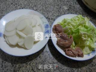 鸡胗圆白菜炒年糕的做法步骤：1