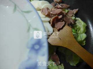 鸡胗圆白菜炒年糕的做法步骤：4