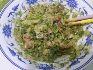 菠菜汁葱花油渣饼的做法步骤：2