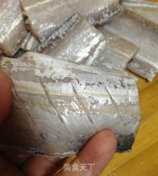 红烧带鱼的做法步骤：1