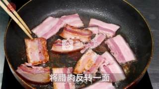 应季的美味【腊肉煎春笋】的做法步骤：4