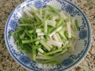芹菜炒肉的做法步骤：1