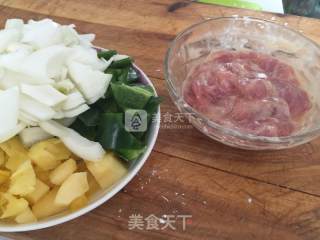 菠萝炒肉的做法步骤：1