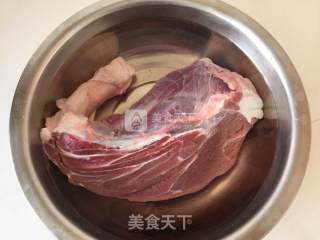 五香卤牛腱的做法步骤：1