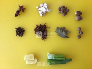 五香卤牛腱的做法步骤：4