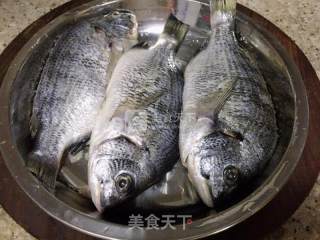美味清蒸立鱼的做法步骤：1