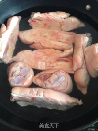 黄豆花生炖猪蹄的做法步骤：1