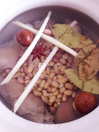 黄豆花生炖猪蹄的做法步骤：4