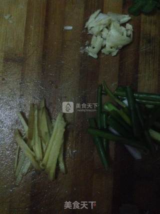 木耳炒鸡肉的做法步骤：3