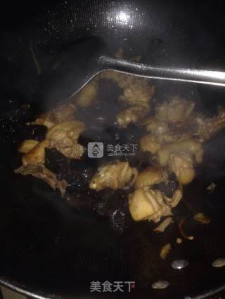 木耳炒鸡肉的做法步骤：6