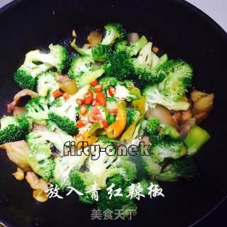 家常快手菜---西兰花炒腊肉的做法步骤：8