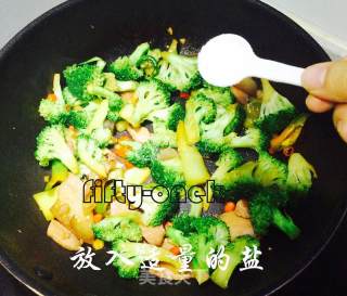家常快手菜---西兰花炒腊肉的做法步骤：9