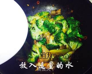 家常快手菜---西兰花炒腊肉的做法步骤：10