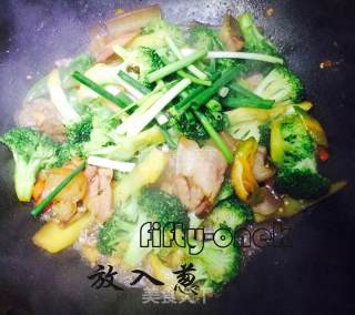 家常快手菜---西兰花炒腊肉的做法步骤：11