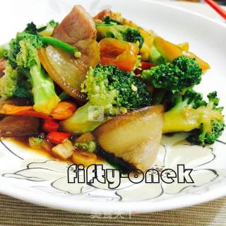 家常快手菜---西兰花炒腊肉的做法步骤：12