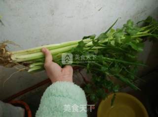 芹菜炒鱼块的做法步骤：1