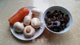 木耳胡萝卜炒蘑菇的做法步骤：1