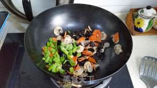 木耳胡萝卜炒蘑菇的做法步骤：5