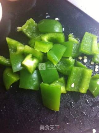 青椒蘑菇炒扇贝肉的做法步骤：2