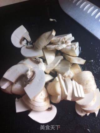 青椒蘑菇炒扇贝肉的做法步骤：3