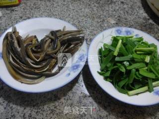 韭菜炒鳝丝的做法步骤：1