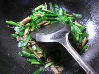 韭菜炒鳝丝的做法步骤：8