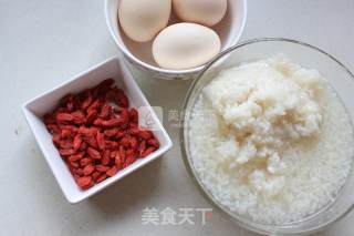 美容养颜甜汤——枸杞酒酿水潽蛋的做法步骤：1