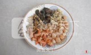 【葱油海鲜饭】--- 让一碗粒粒可口的好米饭承载出一份浓浓的闽南味的做法步骤：1