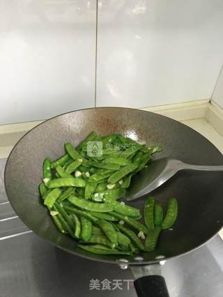清炒荷兰豆的做法步骤：4