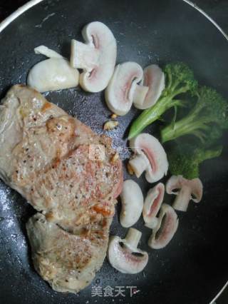 香煎黑椒牛排～简易版本的做法步骤：3