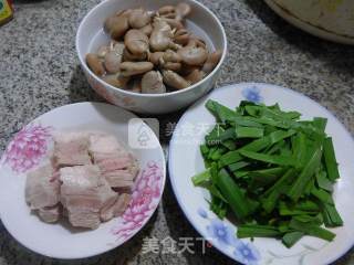 韭菜五花肉煮蚕豆芽的做法步骤：1