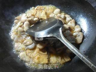 韭菜五花肉煮蚕豆芽的做法步骤：4
