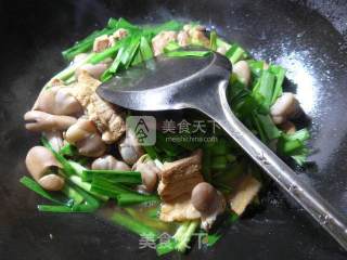 韭菜五花肉煮蚕豆芽的做法步骤：5