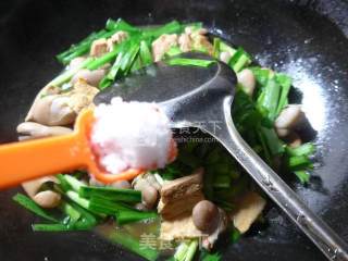 韭菜五花肉煮蚕豆芽的做法步骤：6