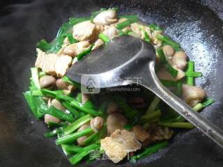 韭菜五花肉煮蚕豆芽的做法步骤：7