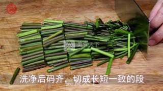砖家说【蕨菜炒肉丝】吃了会致癌的做法步骤：1