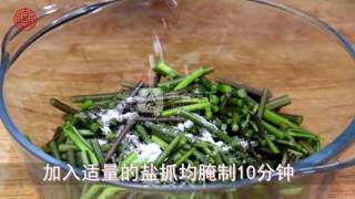 砖家说【蕨菜炒肉丝】吃了会致癌的做法步骤：2