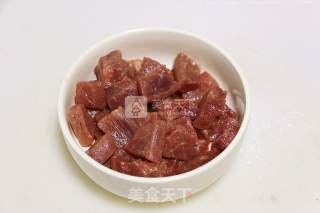 彩椒牛肉粒的做法步骤：1