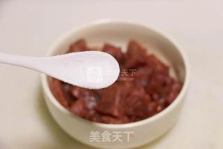 彩椒牛肉粒的做法步骤：2