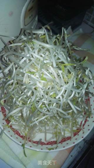 醋溜豆芽的做法步骤：1