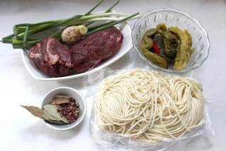 就爱这一碗面——酸菜牛肉面的做法步骤：1