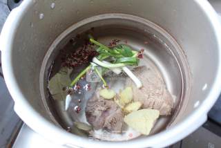 就爱这一碗面——酸菜牛肉面的做法步骤：4