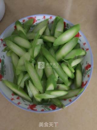 五花肉炒芦笋的做法步骤：1