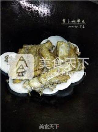【朴实亦能鲜美】萝卜焖带鱼的做法步骤：8
