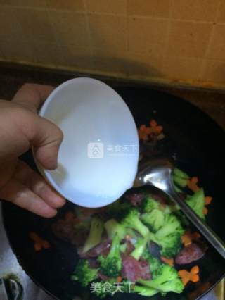 西兰花胡萝卜炒腊肠的做法步骤：5