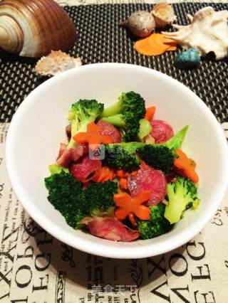 西兰花胡萝卜炒腊肠的做法步骤：6